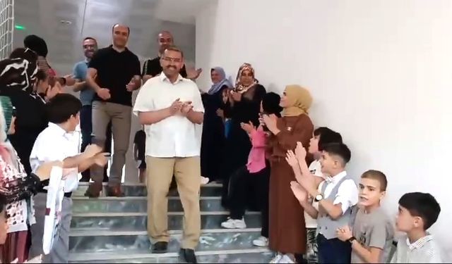 Yozgat’ta 30 yıllık öğretmen sevgi koridoru ile uğurlandı