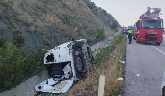 Alaca'da devrilen araçta bulunan aynı aileden 4 kişi yaralandı