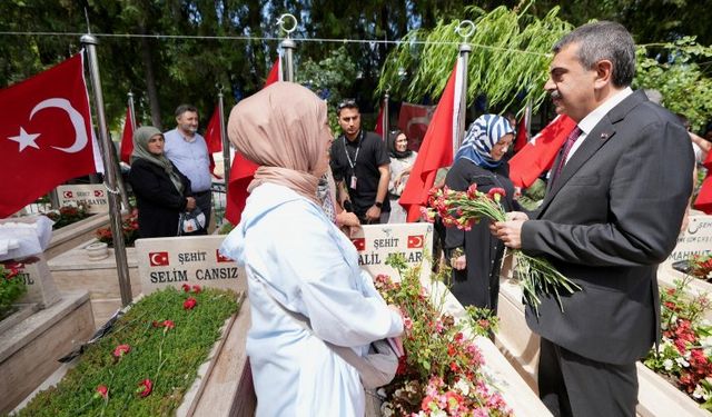 Bakan Tekin 15 Temmuz şehitleri için Karşıya Mezarlığı'nda