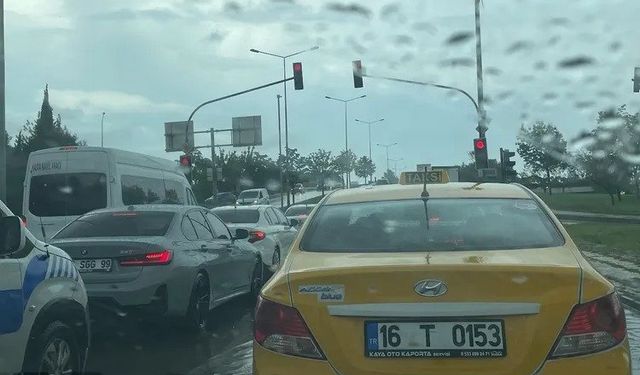 Bursa’da yoğun yağış trafiğe kilit vurdu!