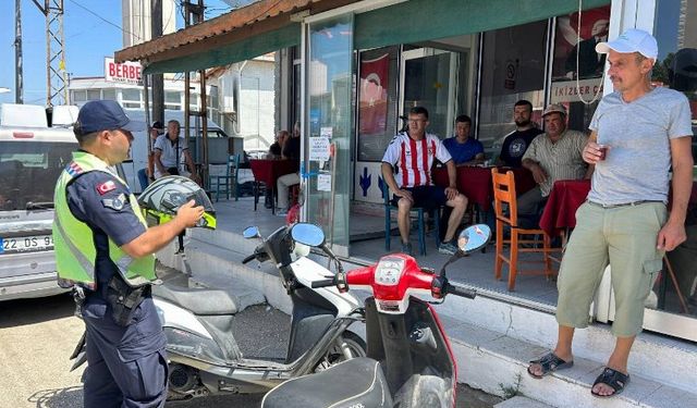 Edirne’de Jandarma Ekiplerinden Motosiklet Sürücülerine Kask ve Güvenlik Ekipmanı Uyarısı