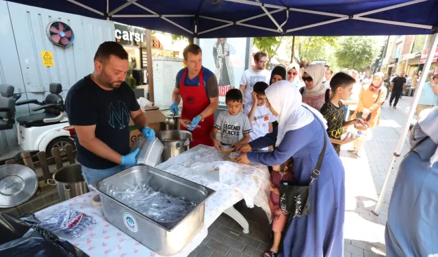 Odunpazarı Belediyesi’nden vatandaşlara aşure ikramı