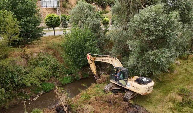 Akdağmadeni’nde dere yatakları temizleniyor