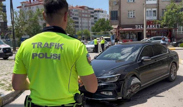 Aksaray’da bir sürücü kaza yapmamak için manevra yapınca kaldırıma çarptı