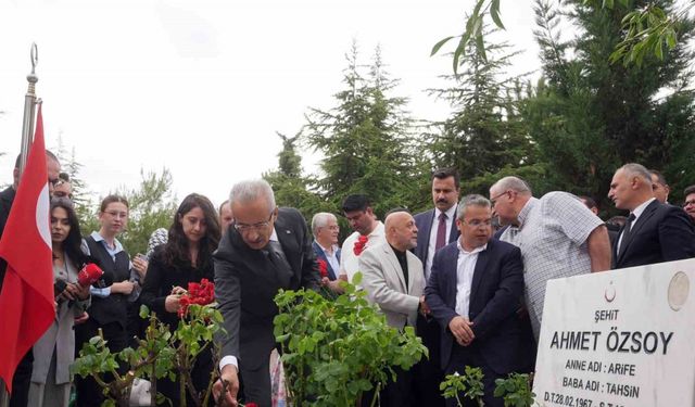 Bakan Uraloğlu, 15 Temmuz şehidi Ahmet Özsoy’u kabri başında andı