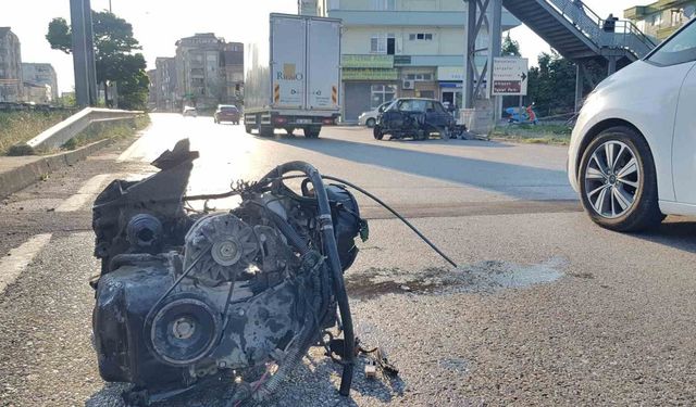 Bariyere çarpan otomobilin motoru fırladı