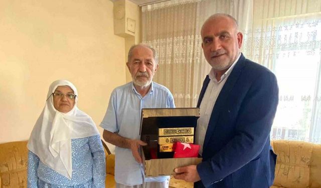 Başkan Sandıkçı’dan hacılara Kur’an-ı Kerim ve Türk bayrağı hediyesi