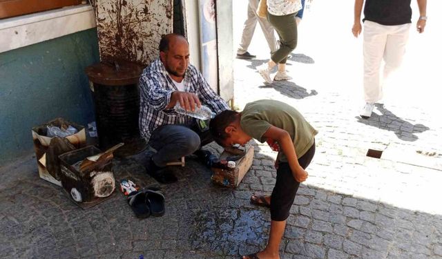 Bunaltıcı sıcağa rağmen ekmek parası peşindeler