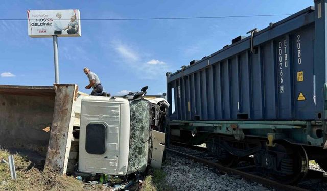 Çankırı’da yük treni ile hafriyat kamyonu çarpıştı: 1 ölü, 3 yaralı