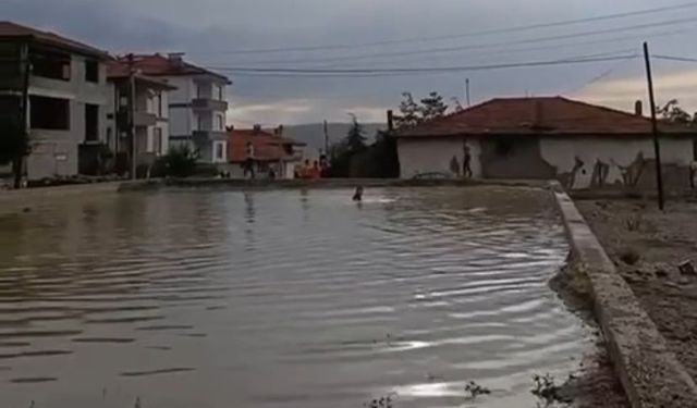 Çocuklar su birikintisinde yüzerek serinledi