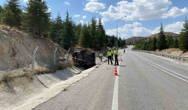 Hafif ticari araç, direğe çarpıp devrildi: 3 ağır yaralı