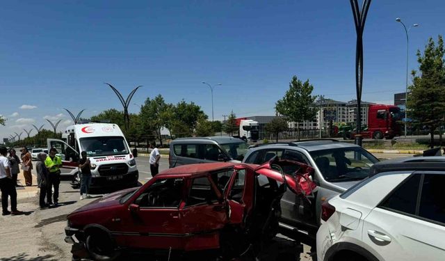 Hafif ticari araç park halindeki 3 araca çarptı: 3 yaralı