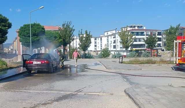 Hastane bahçesinde araç yangını