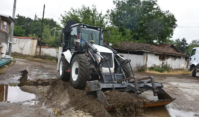 İnönü Belediyesi çamur ve molozlardan kapanan yolları açtı