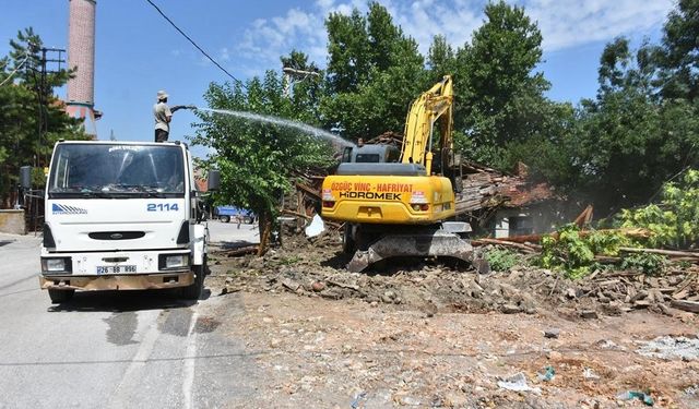 İnönü’de metruk evlerin yıkımı başladı