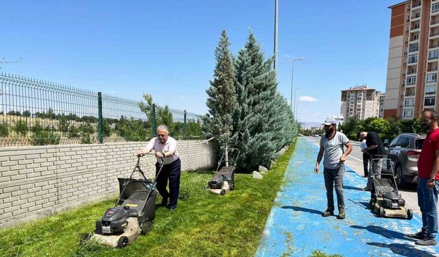 İşçilerle bir araya gelen Başkan Büyükkılıç, çim biçti