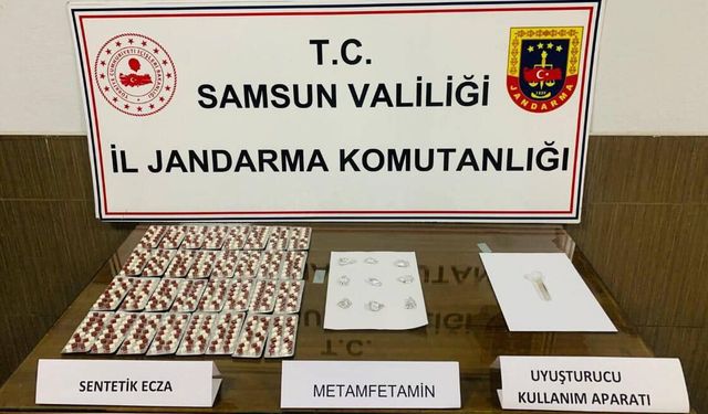 Jandarma, uyuşturucu ticareti yapılan araçtaki 2 kişiyi gözaltına aldı