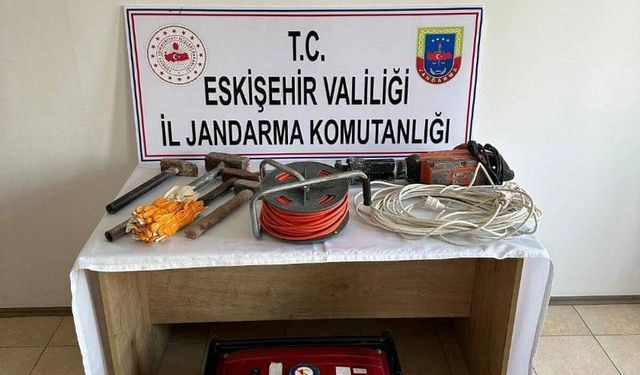 Kaçak kazı yapan 3 şahsa jandarmadan operasyon