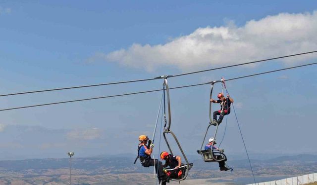 Kayak merkezi teleferiğinde kurtarma tatbikatı