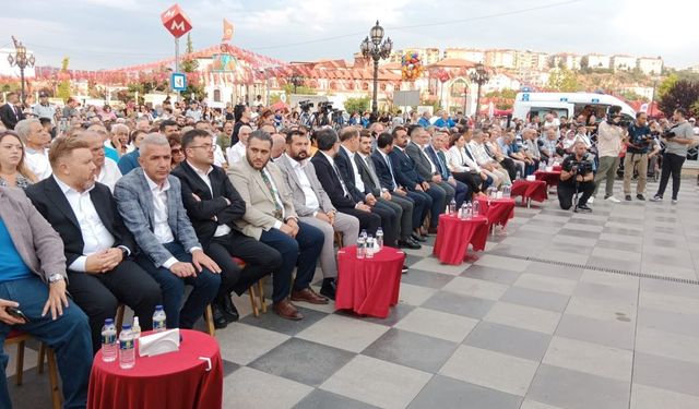 Keçiören Belediyesi vatandaşlara aşure ve lokma dağıttı