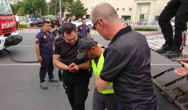 Kendini yakmaya çalışan çekici sürücüsünü polis ikna etti