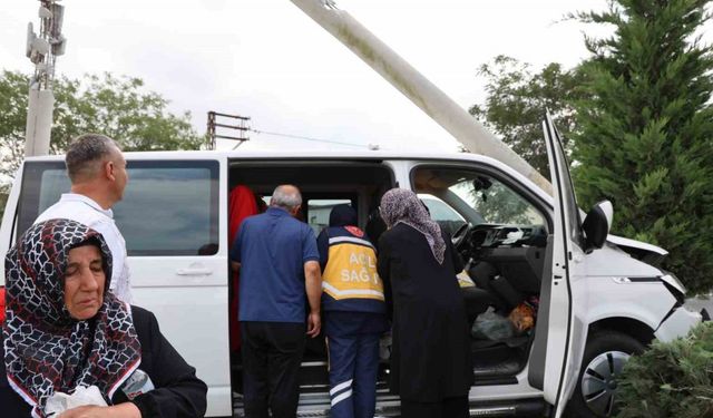 Kontrolden çıkan minibüs aydınlatma direğine çarptı: 2 yaralı