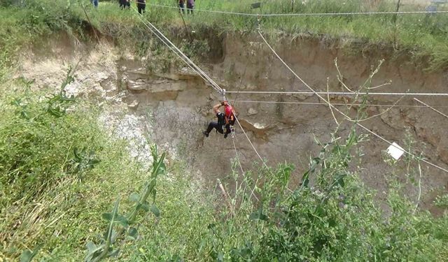 Konya’da obruğa düşen köpeği itfaiye kurtardı