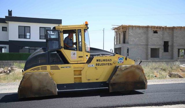 Melikgazi Belediyesi, Mimarsinan Mahallesi’nde 9 sokakta asfalt çalışması yapıyor