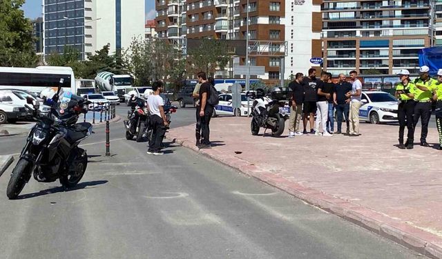 Motosiklet kazasında 1’i polis 2 kişi yaralandı