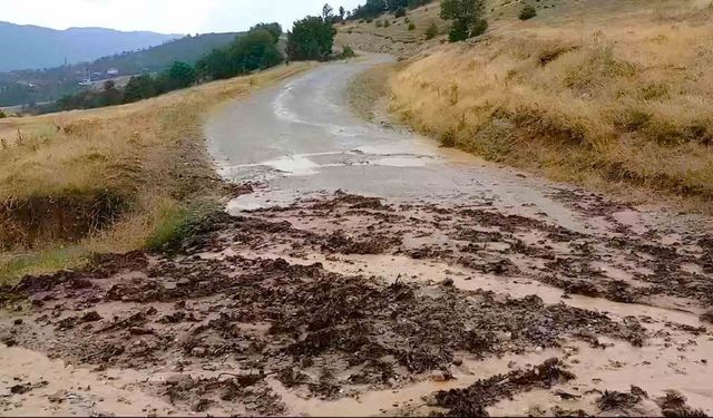 Osmancık’ta sel suları köy yollarına zarar verdi