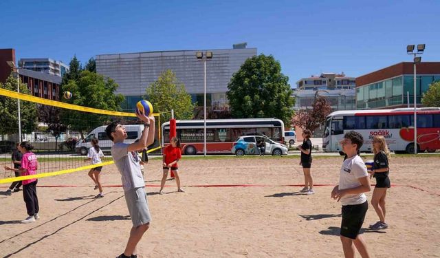 plaj voleybolu kursu yoğun katılımla başladı