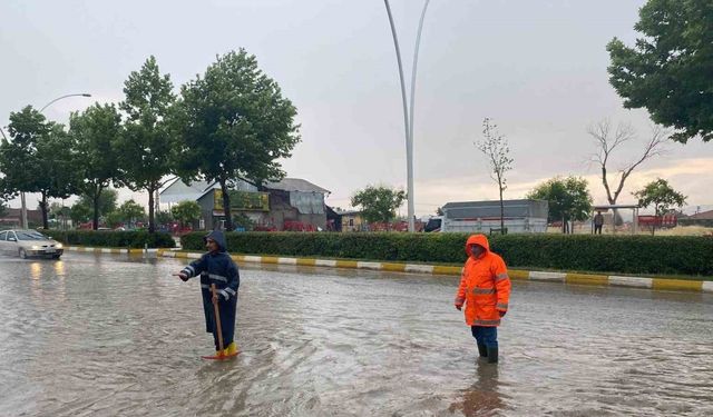 Sağanak yağış Çorum’da hayatı olumsuz etkiledi