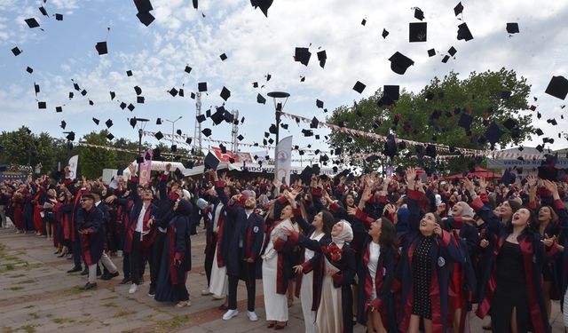 Sağlık Hizmetleri MYO’da 864 öğrencinin mezuniyet heyecanı