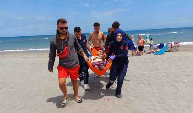 Samsun’da boğulma tehlikesi geçiren genci vatandaşlar kurtardı