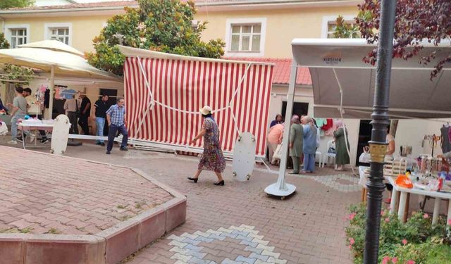 Şiddetli rüzgar nedeniyle pazardaki tente devrildi: 1 yaralı