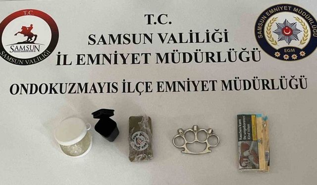 Şüpheli gençlerden uyuşturucu çıktı