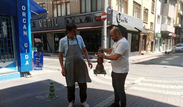 Trafiğe kapalı olmasına rağmen her çeşit aracın işgal ettiği sokaktaki esnaf kendi çözümünü üretti