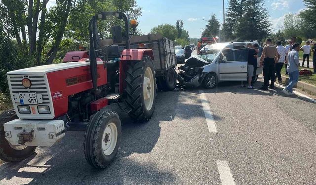 Traktör römorkuna arkadan çarpan araç hurdaya döndü: 5 yaralı