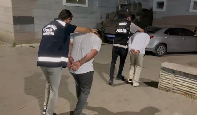 Uyuşturucu kuryesi 2 kişinin mide ve bağırsaklarından 18 paket uyuşturucu çıktı