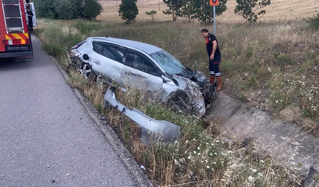 Çorum'da korkutan kaza: Otomobil şarampole yuvarlandı, sürücü araçta sıkıştı!