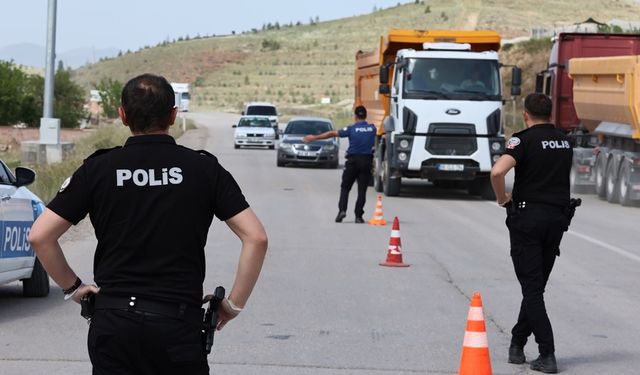 Asayiş berkemal! Çorum'da dolandırıcılık, hırsızlık ve cinsel suçlardan aranan şahıslar yakalandı