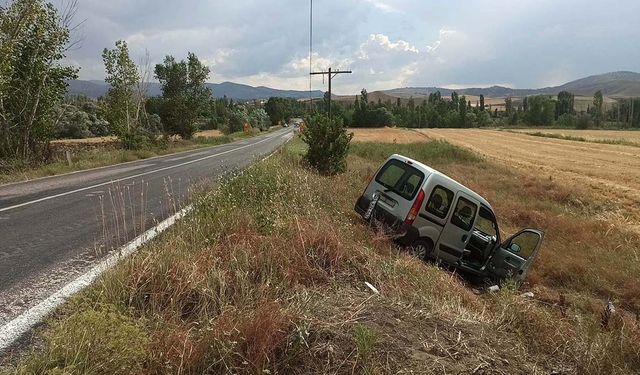 Sungurlu'da korkutan kaza: Hafif Ticari araç şarampole uçtu