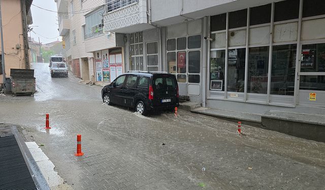 Çorum'un bu ilçesini sağanak yağış vurdu: Çocuklar eğlendi, yollar su altında kaldı