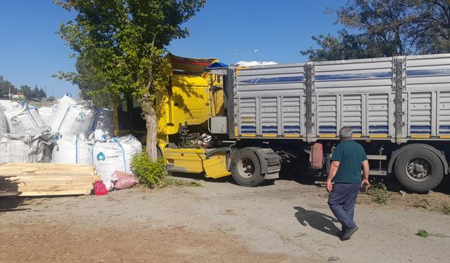 Çorum'da kontrolden çıkan Tır refüjü aştı, işyerine daldı