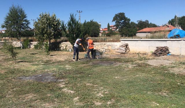 Alaca Belediyesi okulların bahçelerini temizliyor