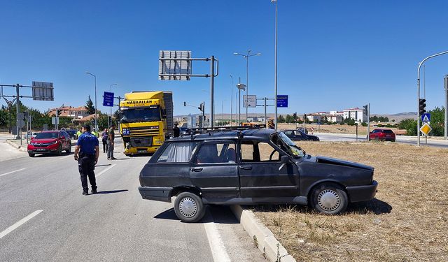 Alaca'da TIR'la çarpışan otomobil yaklaşık 50 metre sürüklendi