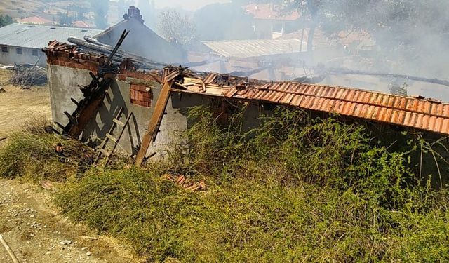 Alaca'da depoda çıkan yangın maddi hasara yol açtı