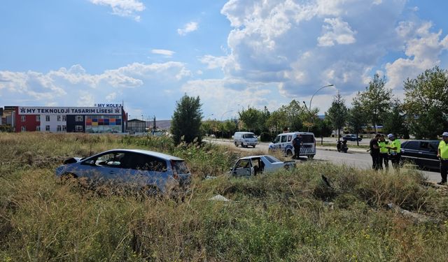 Çorum'da çarpışan iki otomobildeki 4 kişi yaralandı