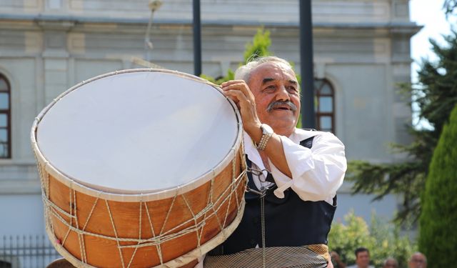 Davuluyla dünyayı gezen babasının mirasını yaşatıyor