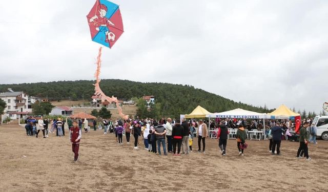 Tokat Niksar’da uçurtma şenliği coşkusu: Çocuklar gökyüzünde uçtu